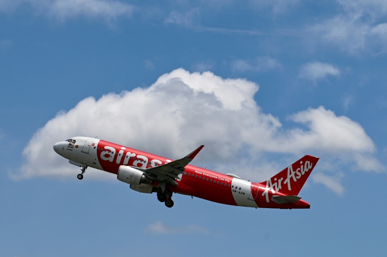 La plus grande compagnie aérienne à bas prix d'Asie du Sud-Est, AirAsia, a annoncé lundi augmenter le prix de ses billets jusqu'à 40% et réduire ses liaisons afin d'amortir l'effet de la guerre au Moyen-Orient