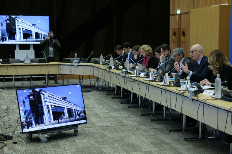 Le ministre français de l'Economie et des Finances Roland Lescure (2e d) lors d'une réunion avec des distributeurs de carburants, le 12 mars 2026 à Paris