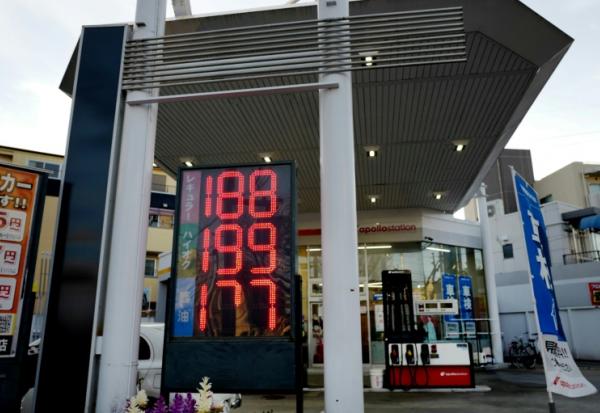 Les prix des carburants dans une station-service à Tokyo, le 14 mars 2026 au Japon