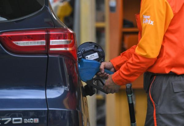 Un employé d'une station-service remplit le réservoir d'une voiture à Quito, le 12 mars 2026 en Equateur