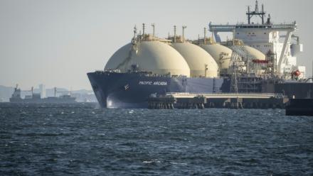 Un navire transportant du gaz naturel liquifié (GNL) à Kawasaki, près de Tokyo, le 8 avril 2026