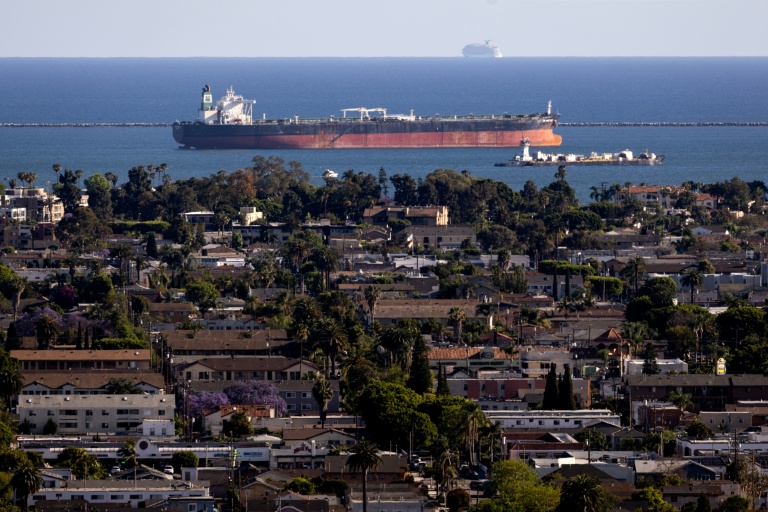 Un pétrolier libérien transportant du pétrole brut ancré au large de Long Beach, en Californie, le 11 avril 2026