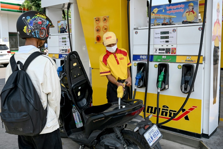 Un pompiste au travail dans une station-service de Phnom Penh, au Cambodge, le 1er avril 2026