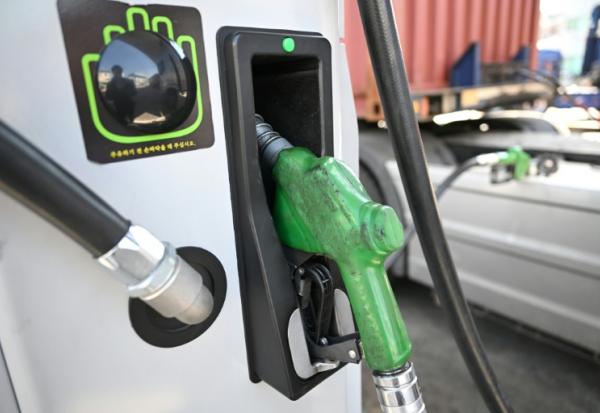 Une pompe à carburant dans une station-service à Uiwang, le 13 mars 2026 en Corée du Sud