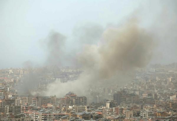 De la fumée s'élève de la banlieue sud de Beyrouth après une frappe israélienne, le 5 avril 2026