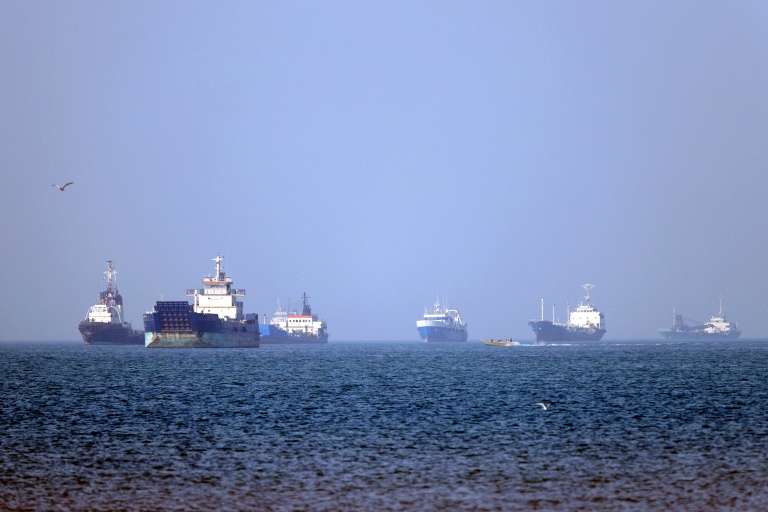 Des navires à l'ancre dans le détroit d'Ormuz, au large des côtes iraniennes. Photo transmise le 4 mai 2026 par l'agence iranienne ISNA