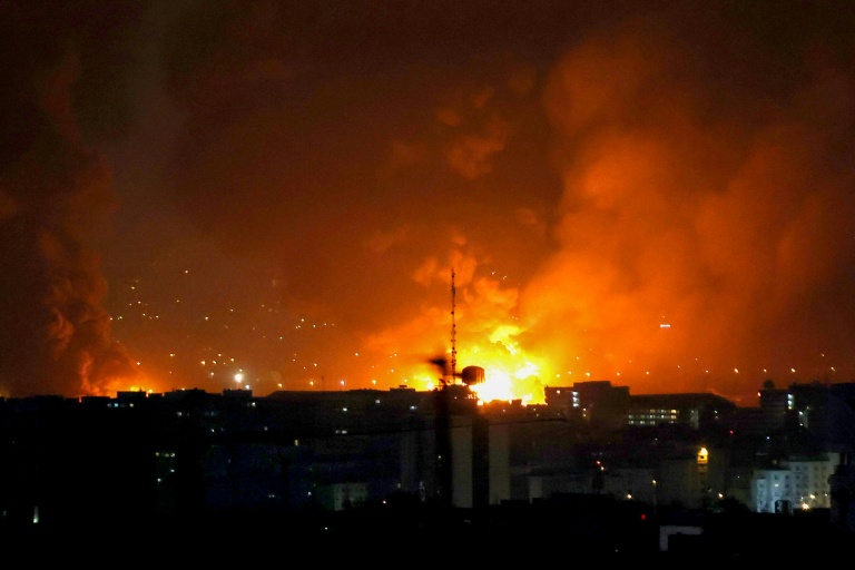 Frappes près de l'aéroport de Mehrabad à Téhéran, le 7 mars 2026