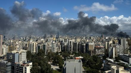 Fumée au-dessus de Beyrouth après une frappe israélienne le 8 avril