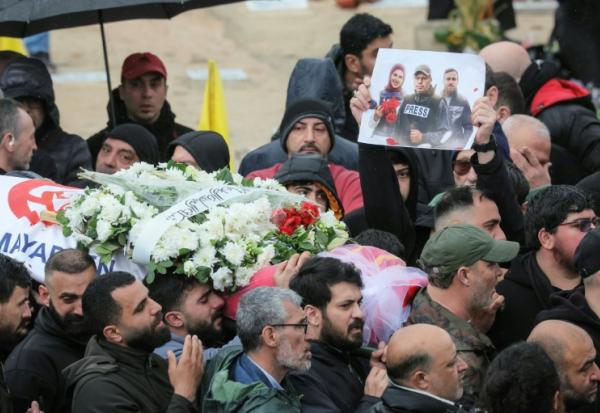 Funérailles à Choueifat, dans la banlieue de Beyrouth, des trois journalistes tués la veille par une frappe israélienne
