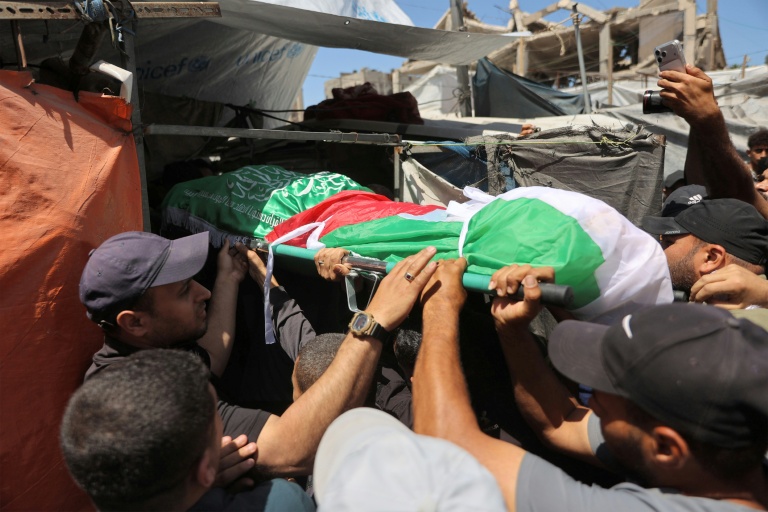 Le corps d'Ezzedine Al-Haddad, chef de la branche armée du Hamas, tué lors d'une frappe israélienne nocturne avec des membres de sa famille, lors de ses funérailles à Gaza, le 16 mai 2026