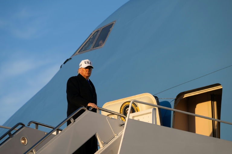 Le président américain Donald Trump quitte, à bord d'Air Force One, la base aérienne d'Andrews, dans le Maryland, le 13 mars 2026 
