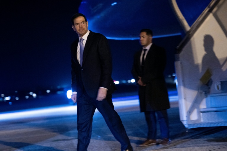 Le secrétaire d'Etat américain Marco Rubio arrive à l'éaroport du Bourget le 27 mars 2026 pour participer à une rencontre des chefs de la diplomatie du G7 près de Paris 
