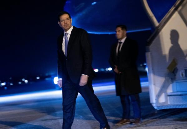 Le secrétaire d'Etat américain Marco Rubio arrive à l'éaroport du Bourget le 27 mars 2026 pour participer à une rencontre des chefs de la diplomatie du G7 près de Paris 
