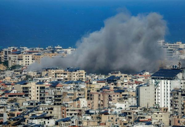 Panaches de fumée au-dessus de la banlieue sud de Beyrouth après des frappes israéliennes, le 30 mars 2026
