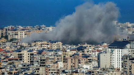 Panaches de fumée au-dessus de la banlieue sud de Beyrouth après des frappes israéliennes, le 30 mars 2026
