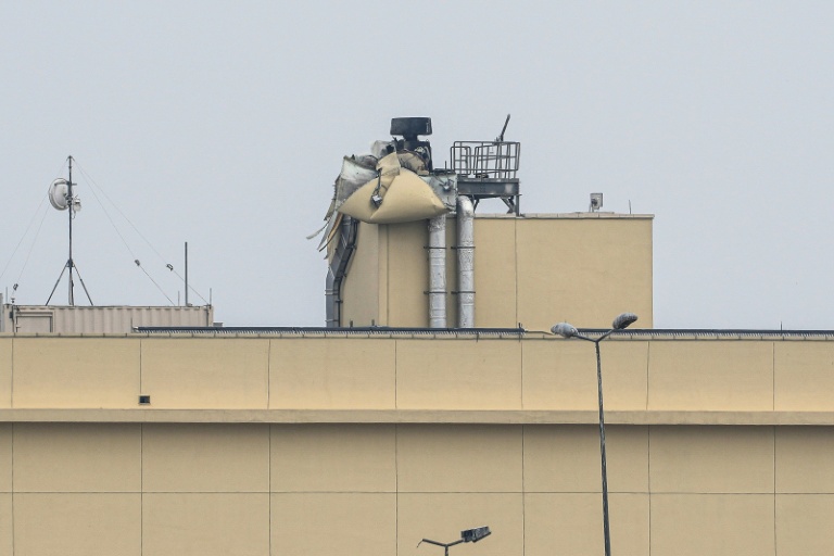 Photo montrant des dégâts occasionnés par une attaque de drone contre l'ambassade américaine à Bagdad, le 14 mars 2026 