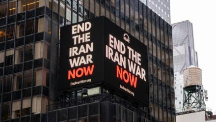 Un écran lumineux affiche "Arrêtez la guerre maintenant" à Times Square, le 30 avril 2026 à New York