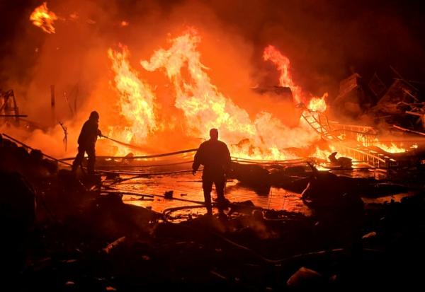 Un incendie s'étant déclenché dans la ville côtière de Tyr, dans le sud du Liban, après une frappe israélienne, le 4 mars 2026