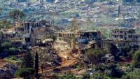 Un véhicule militaire israélien passe devant des maisons détruites par des frappes israéliennes dans le sud du Liban, vu depuis une position de l’autre côté de la frontière, en Haute Galilée, au nord d’Israël, le 7 mai 2026