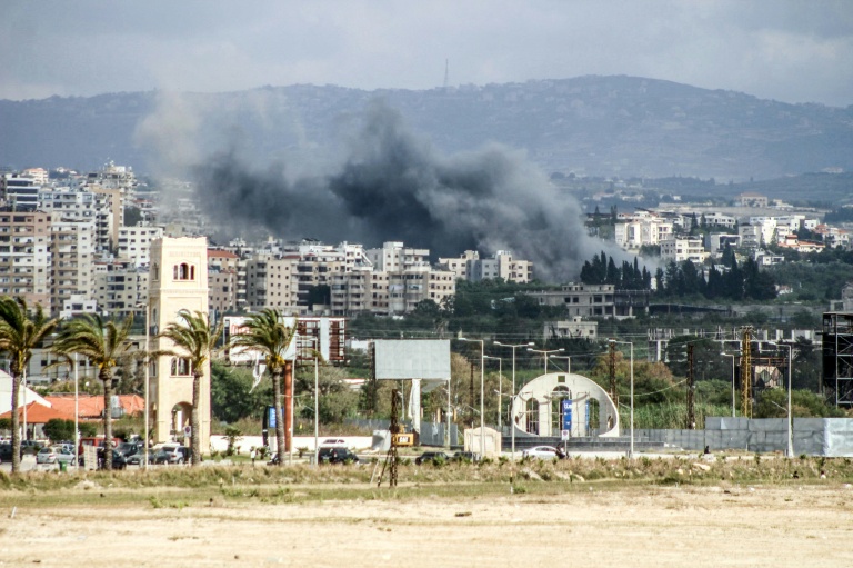 Une frappe aérienne israélienne dans la région de Hosh, près de Tyr, le 16 mai 2026 dans le sud du Liban