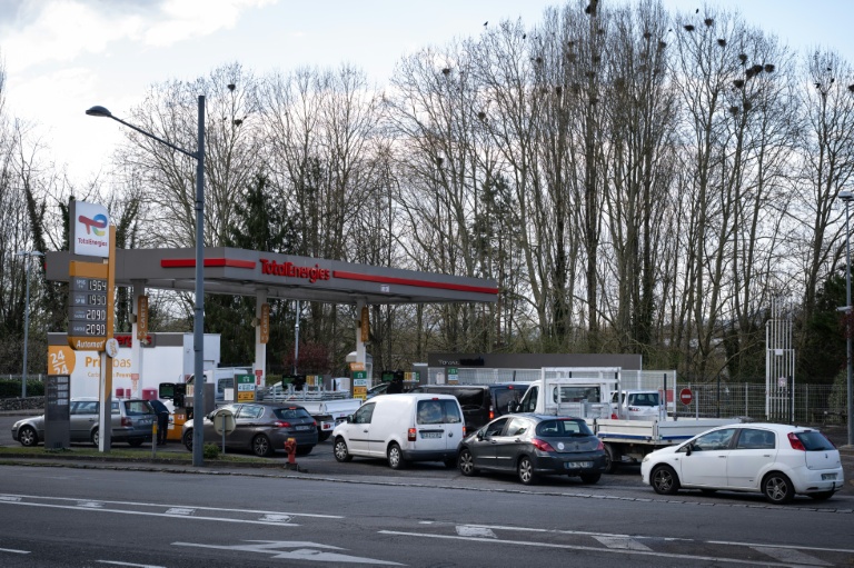 File d'attente de véhicules devant une station-service à Mulhouse, dans l'est de la France, le 1er avril 2026
