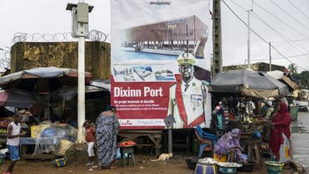 Un panneau d'affichage représentant le président guinéen Mamadi Doumbouya sur un marché de Conakry, le 7 septembre 2025, avant le référendum constitutionnel du 21 septembre 2025