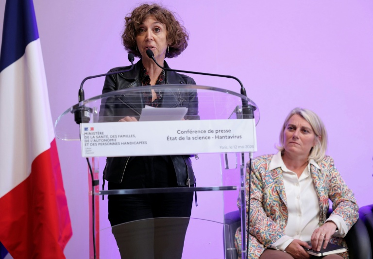 Caroline Semaille, directrice de Santé publique France, aux côtés de la ministre de la Santé, Stéphanie Rist, fait le point sur la situation concernant l'hantavirus lors d'une conférence de presse à Paris, le 12 mai 2026