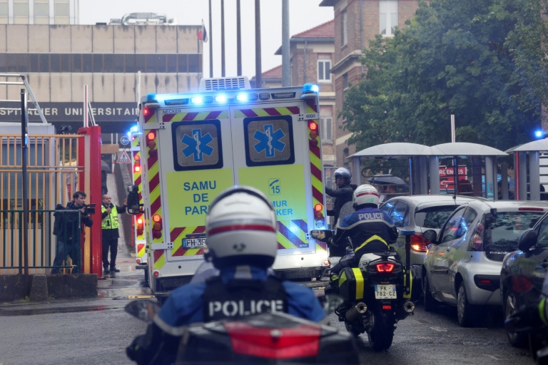 Des ambulances transportant les passagers français du MV Hondius arrivent à l'hôpital Bichat à Paris, le 10 mai 2026