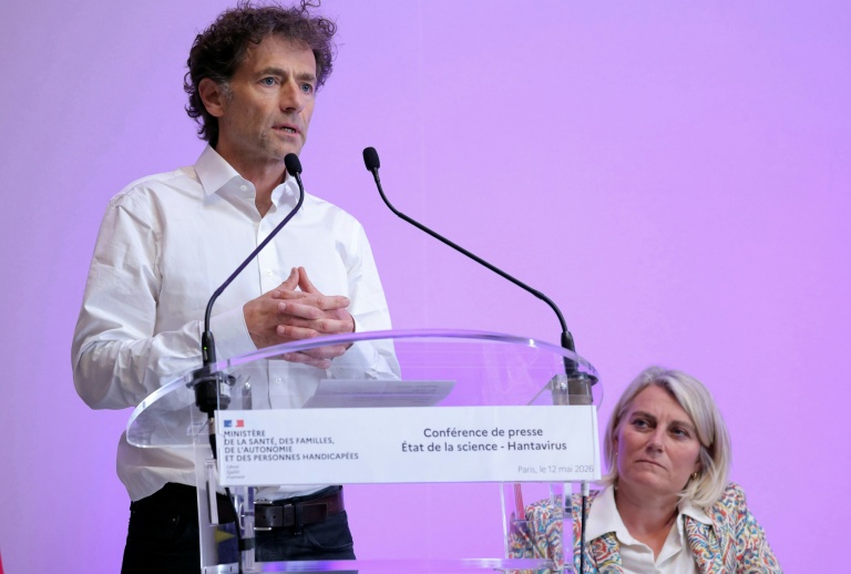 Le spécialiste des maladies infectieuses de l'hôpital Bichat-Claude Bernard, Xavier Lescure (g), aux côtés de la ministre de la Santé, Stéphanie Rist, fait le point sur la situation concernant l'hantavirus lors d'une conférence de presse à Paris, le 12 mai 2026