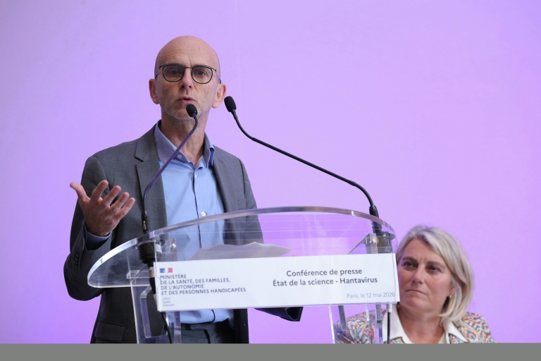 Olivier Schwartz, virologue à l'institut Pasteur (g), aux côtés de la ministre de la Santé, Stéphanie Rist, fait le point sur la situation concernant l'hantavirus lors d'une conférence de presse à Paris, le 12 mai 2026