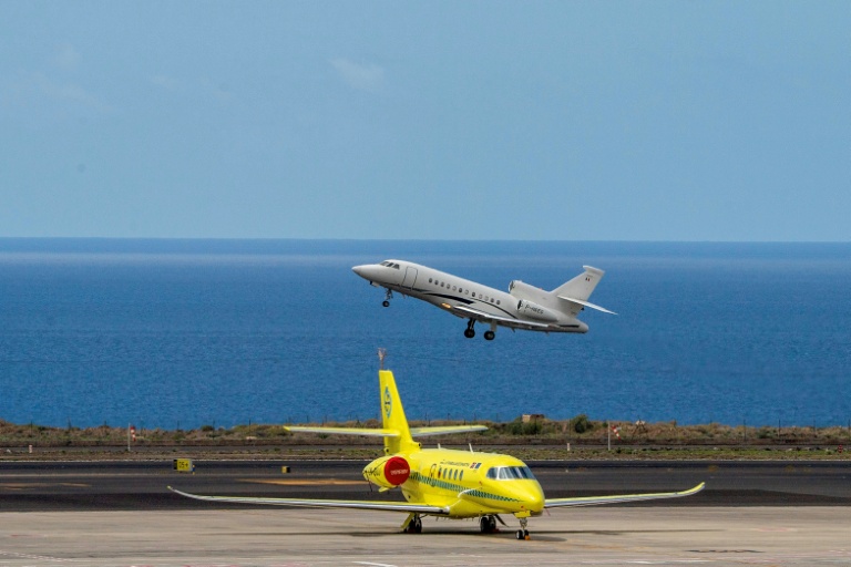 Un Falcon 900 transportant des passagers français, évacués plus tôt du navire touché par un foyer d'hantavirus, décolle de l'aéroport de Tenerife le 10 mai 2026 