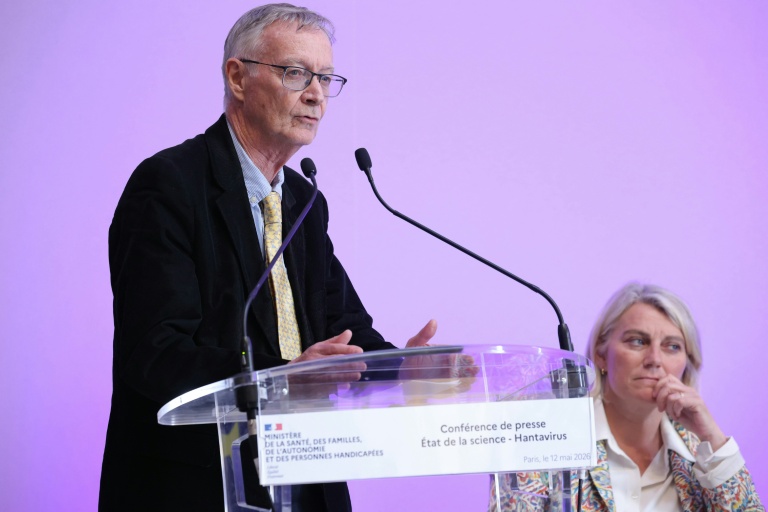 Le médecin épidémiologiste Antoine Flahaul (g) aux côtés de la ministre de la Santé, Stéphanie Rist, lors d'une conférence de presse sur la situation concernant le hantavirus, le 12 mai 2026 à Paris