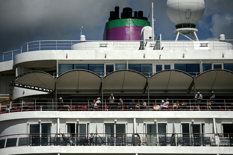 Des passagers du paquebot Ambition, confinés à bord dans le port de Bordeaux, le 13 mai 2026 en Gironde