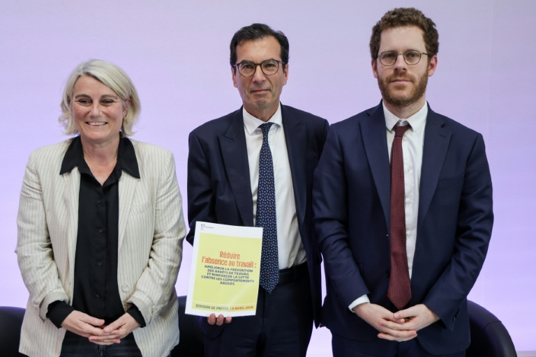 De gauche à droite la ministre de la Santé Stéphanie Rist, le ministre du Travail Jean-Pierre Farandou et le ministre de l'Action et des Comptes publics David Amiel, à Paris le 9 avril 2026