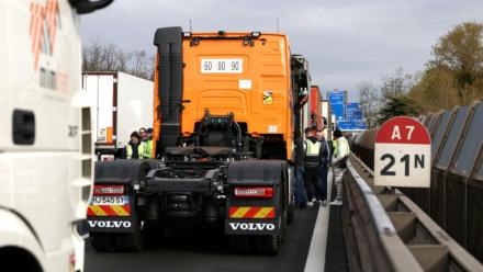 Des chauffeurs routiers bloquent l'autoroute A7, au sud de Lyon, pour protester contre la hausse des prix du carburant, à Chasse-sur-Rhône, le 28 mars 2026 en Isère