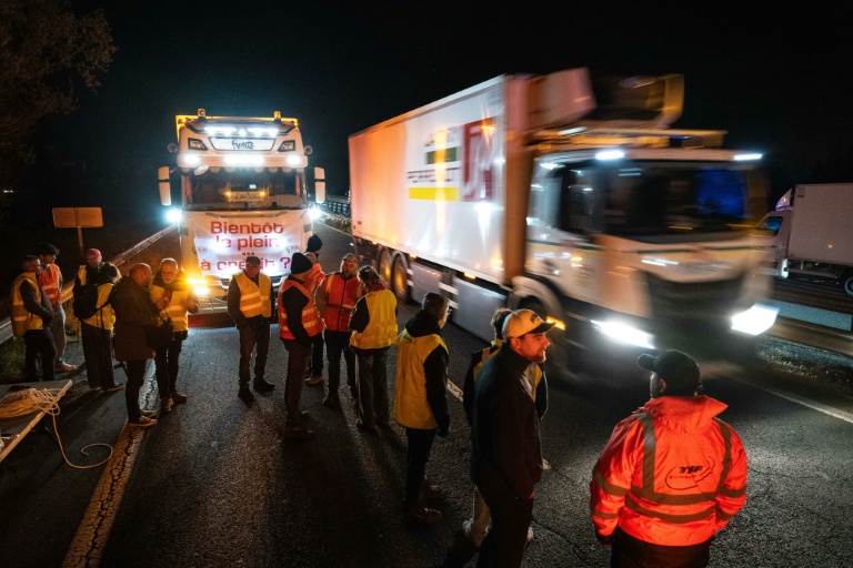 Des chauffeurs routiers rassemblés sur le périphérique de Nantes, le 31 mars 2026, pour protester contre la hausse des prix du carburant et réclamer une aide accrue du gouvernement
