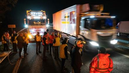 Des chauffeurs routiers rassemblés sur le périphérique de Nantes, le 31 mars 2026, pour protester contre la hausse des prix du carburant et réclamer une aide accrue du gouvernement