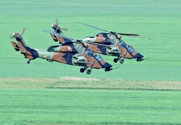 Des hélicoptères d'attaque espagnols Tigre lors d'un exercice militaire à Semoutiers-Montsaon, en Haute-Marne, le 23 avril 2026 