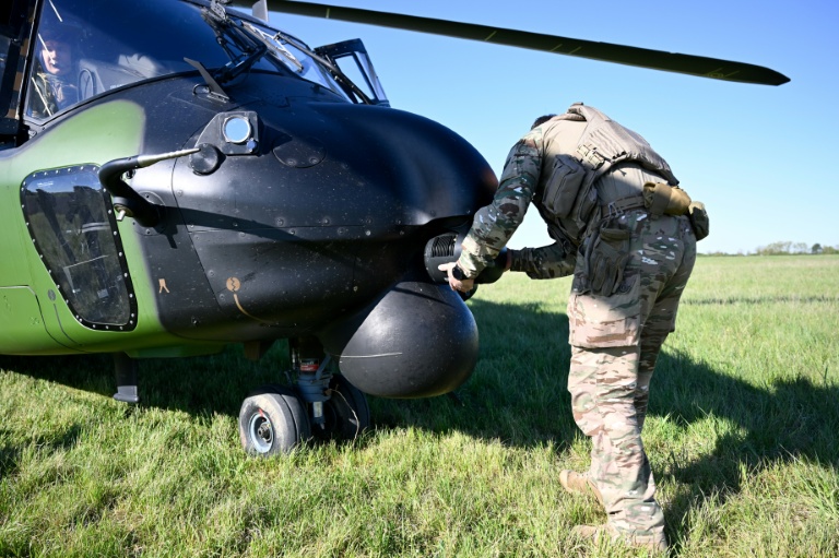 Le pilote d'un hélicoptère français Caïman procède à des vérifications avant un exercice militaire à Semoutiers-Montsaon, en Haute-Marne, le 23 avril 2026 