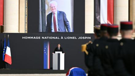 Le président Emmanuel Macron prnonce un discours lors d'un hommage national à l'ancien Premier ministre socialiste Lionel Jospin à l'Hôtel des Invalides à Paris, le 26 mars 2026