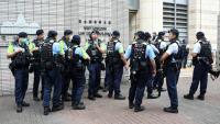 Des policiers sont rassemblés à l'extérieur du tribunal où 14 militants prodémocratie ont été reconnus coupables de subversion, le 30 mai 2024 à Hong Kong
