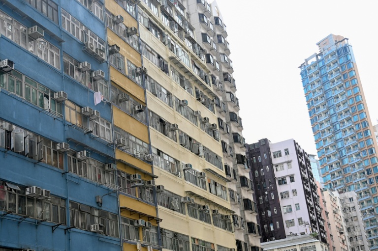L'immeuble Yee Wa (g) à Cheung Sha Wan, où des habitants vivent dans des logements subdivisés, le 21 mai 2026 à Hong Kong