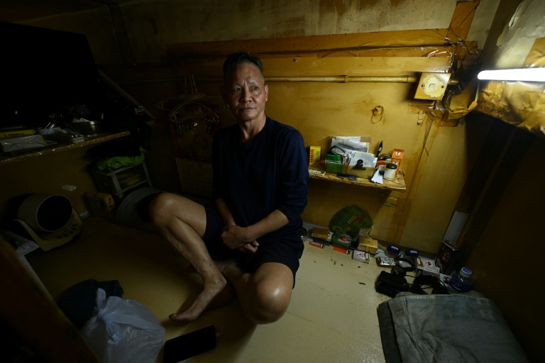 Wan Hon-cheung dans son logement d'un appartement subdivisé, le 4 mai 2026 à Hong Kong