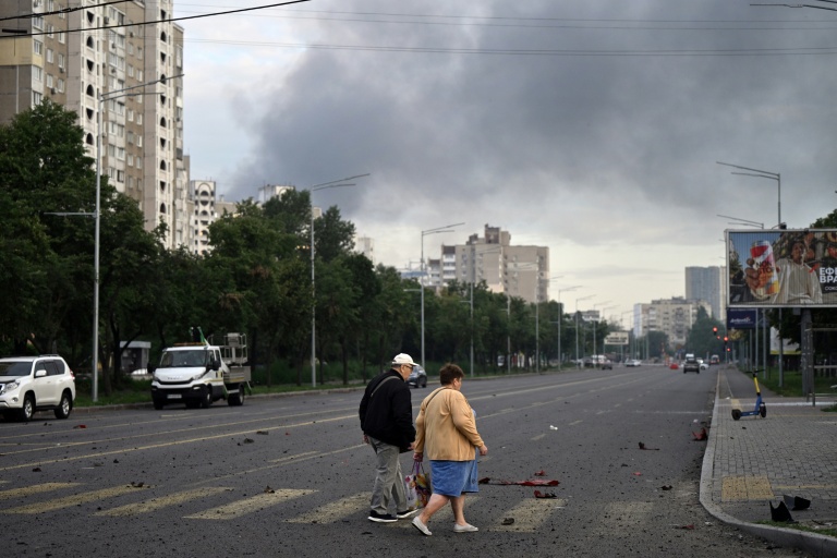 Des habitants de Kiev marchent dans une rue après une attaque de missiles russes, le 11 juillet 2026