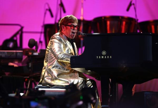 Le chanteur britannique Elton John en concert au festival de Glasbonbury, à Pilton, le 25 juin 2023 dans le sud-ouest de l'Angleterre