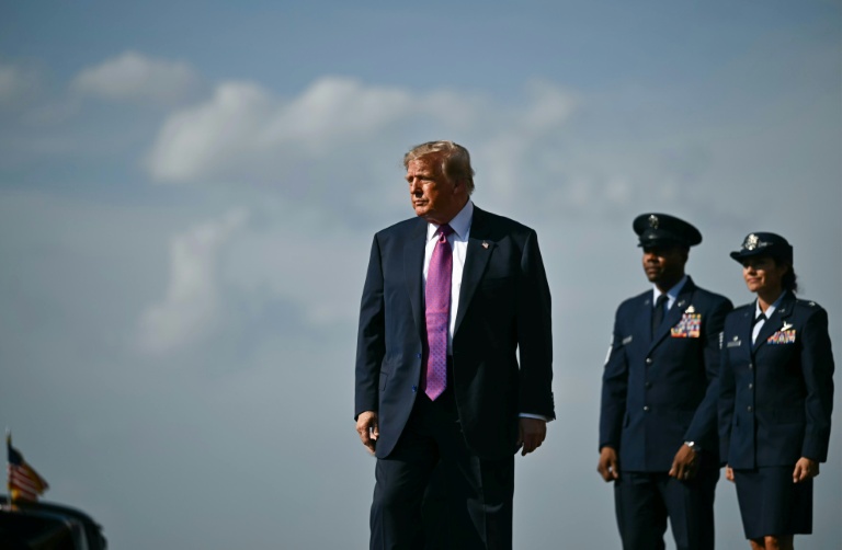 Le président américain donald Trump quitte l'avion présidentiel, le 27 août 2026 à Houston aux Etats-Unis
