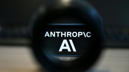 Vue du logo de la start-up Anthropic sur l'écran d'un téléphone, le 10 juin 2026 à Bruxelles