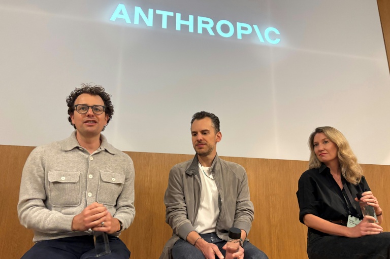 De g. à d.: le PDG d'Anthropic, Dario Amodei, le directeur produit, Mike Krieger, et la responsable de la communication, Sasha de Marigny, en conférence de presse à San Francisco (Californie), le 22 mai 2025