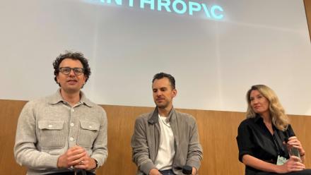 De g. à d.: le PDG d'Anthropic, Dario Amodei, le directeur produit, Mike Krieger, et la responsable de la communication, Sasha de Marigny, en conférence de presse à San Francisco (Californie), le 22 mai 2025