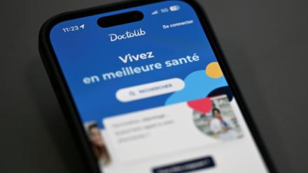 Doctolib lance un programme de recherche scientifique qui utilisera les données personnelles de ses 50 millions d'utilisateurs, censé permettre "d'améliorer les parcours de soins grâce à l'intelligence artificielle"